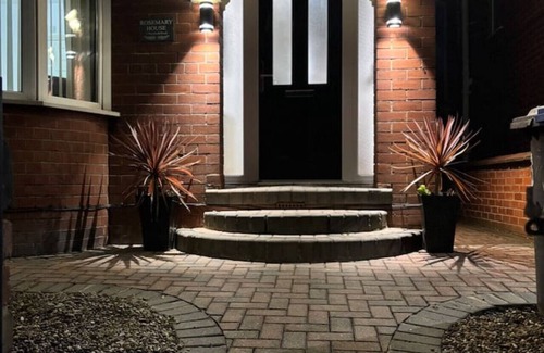 Doncaster House | Comfortable Ensuite Rooms & Ample Street Parking.