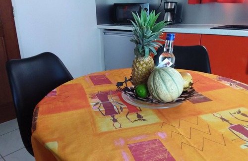 Damencourt House | Comfortable f2 gite with swimming pool