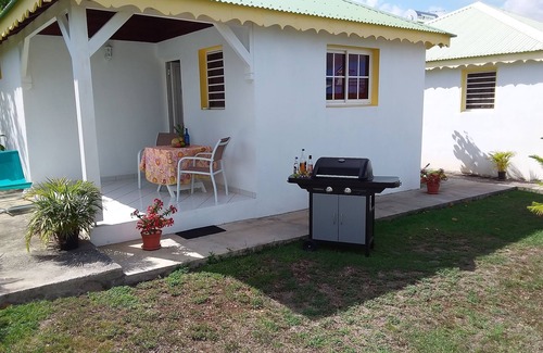 Damencourt House | Comfortable f2 gite with swimming pool