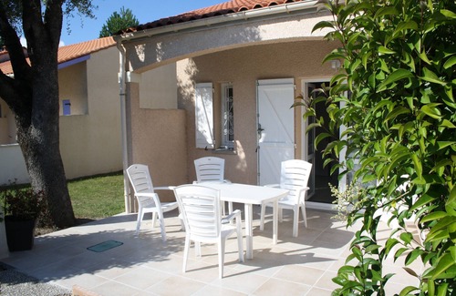 Meschers-sur-Gironde Villa | Comfortable Villa In Residence With Pool And Tennis Court