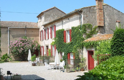 Douzens House | Comfortable gite with pool in ancient wine domaine