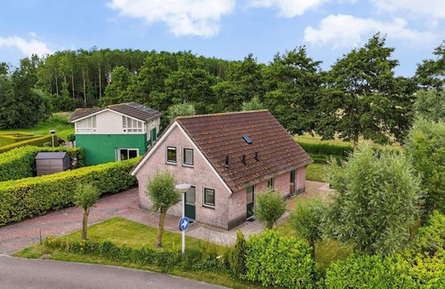 Tzummarum House | Comfortable holiday home with garden, panoramic view and jacuzzi