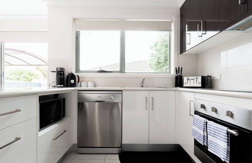 Newnham House | Comfortable Home 10 Minutes from CBD Wifi & Garage