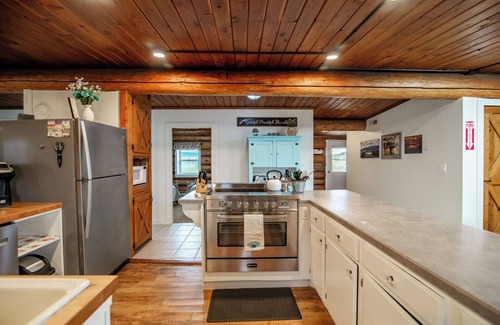 Beach Cabin | Comfortable Hunting Lodge near Medora, ND Sleeps 6 to 8