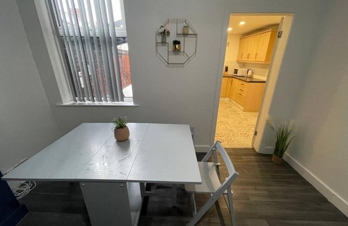 Liverpool House | Comfortable Midtown Retreat