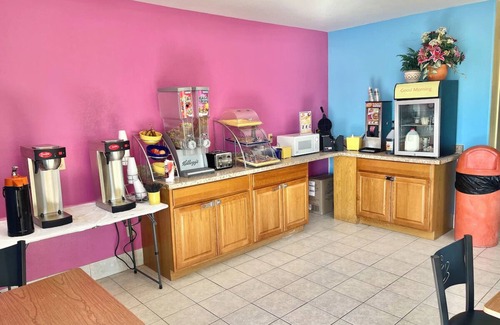 Andrews Hotel | Comfortable Queen Bed + Free Parking