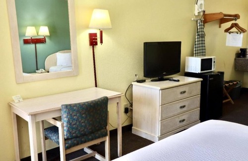 Andrews Hotel | Comfortable Queen Bed + Free Parking