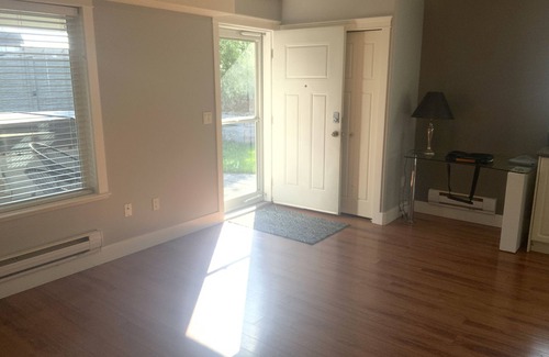 Regional District of Nanaimo Apartment | comfortable quiet 2 bedroom suite centrally located in Nanaimo BC.