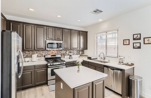 Midway House | Comfortable renovated home in Great Location - 3/2