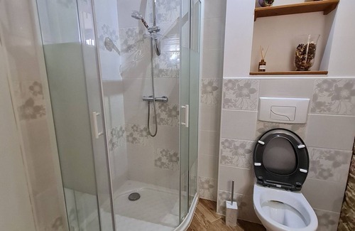 Pierrepont Bed & Breakfast | Comfortable room with private bathroom