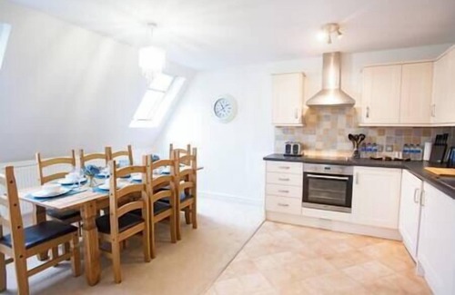 Swindon Apartment | Comfortable Swindon 3 bedroom Town Centre Apartment with en-suite, FREE Parking