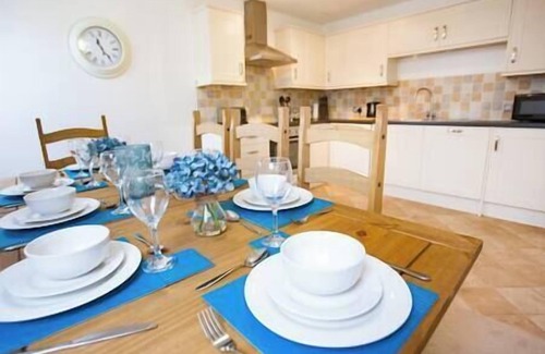Swindon Apartment | Comfortable Swindon 3 bedroom Town Centre Apartment with en-suite, FREE Parking
