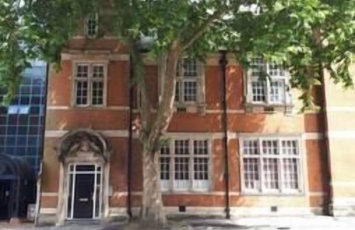 Swindon Apartment | Comfortable Swindon 3 bedroom Town Centre Apartment with en-suite, FREE Parking