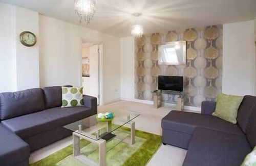 Swindon Apartment | Comfortable Swindon 3 bedroom Town Centre Apartment with en-suite, FREE Parking