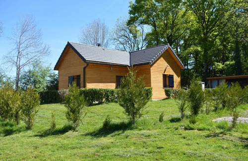 Le Vigean Ski Chalet | COMFORTABLE WOODEN CHALET GITE WITH PRIVATE SPA IN MAURIAC NEAR SALERS