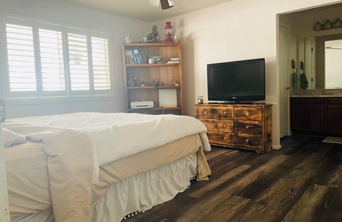 Bloomfield Other | Comforting farmhouse with 3 bedrooms, farm animals, located by the river
