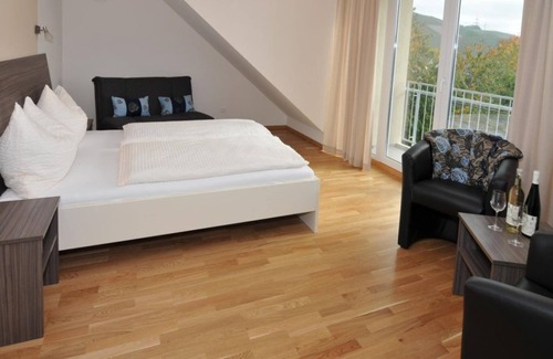 Longuich Bed & Breakfast | Comfortzimmer Groß - Gästehaus-gasthof "wein im Turm"