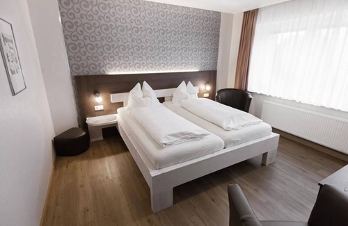 Longuich Bed & Breakfast | Comfortzimmer Groß - Gästehaus-gasthof "wein im Turm"