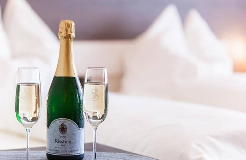 Longuich Bed & Breakfast | Comfortzimmer Groß mit Balkon - Gästehaus-gasthof "wein im Turm"