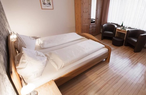 Longuich Bed & Breakfast | Comfortzimmer Klein mit Balkon - Gästehaus-gasthof "wein im Turm"