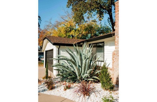 Carmichael House | Comfy 1 Bedroom House in Quiet Neighbrhd