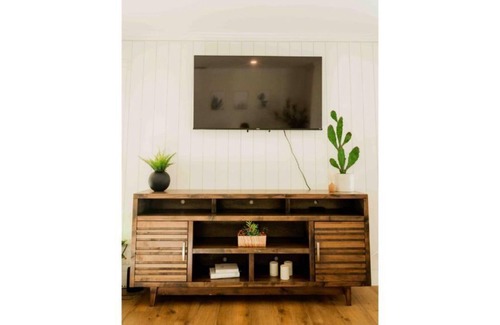 Carmichael House | Comfy 1 Bedroom House in Quiet Neighbrhd