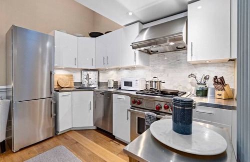 North Toronto House | Comfy 1BR Loft Coach House in Rosedale with parking