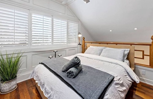 North Toronto House | Comfy 1BR Loft Coach House in Rosedale with parking