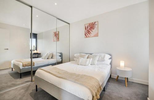 Prahran Apartment | Comfy 2-Bed Balcony Unit near Iconic Chapel St