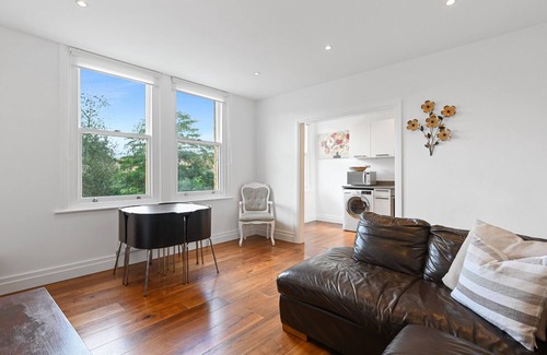 Ealing Common Apartment | Comfy 2 Bedroom & 1 Bathroom Flat