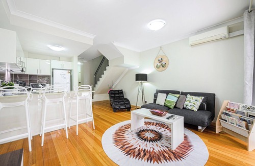 Alexandria Apartment | Comfy 2-bedroom 2-balcony apartment/Close to CBD/Train and Metro easy reach