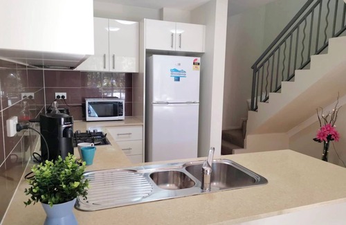 Alexandria Apartment | Comfy 2-bedroom 2-balcony apartment/Close to CBD/Train and Metro easy reach