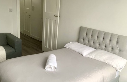 Edmonton Apartment | Comfy 2 Bedroom Apartment With Balcony Near Tottenham Hotspur Stadium