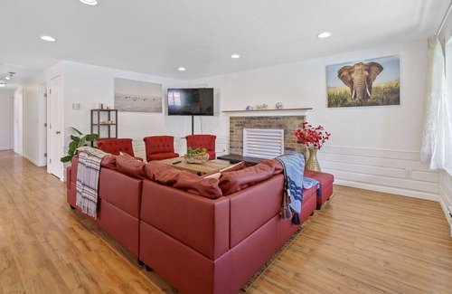 Bryn Mawr-Skyway House | Comfy 3 King Beds Home in Great and Quiet Location - 20 Mins to Downtown