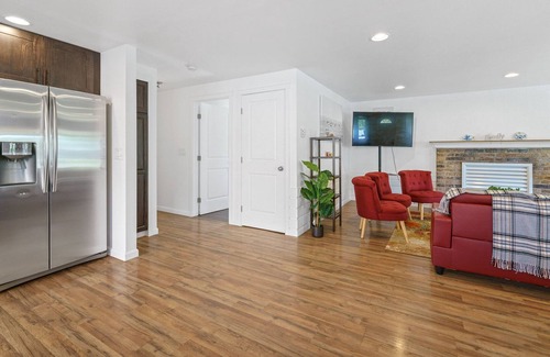 Bryn Mawr-Skyway House | Comfy 3 King Beds Home in Great and Quiet Location - 20 Mins to Downtown