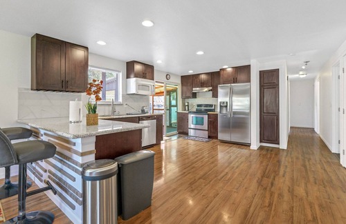 Bryn Mawr-Skyway House | Comfy 3 King Beds Home in Great and Quiet Location - 20 Mins to Downtown