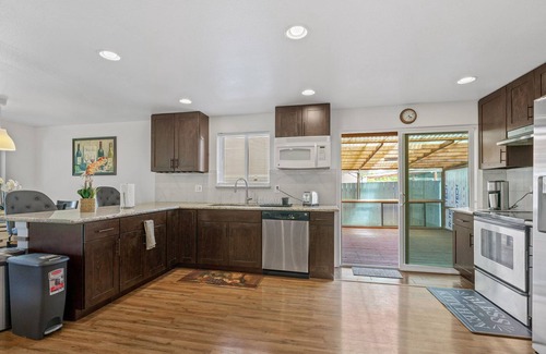 Bryn Mawr-Skyway House | Comfy 3 King Beds Home in Great and Quiet Location - 20 Mins to Downtown
