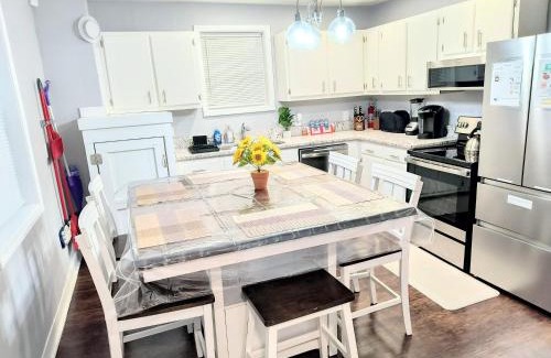 Greensboro House | Comfy 3BD-2BA Near Colleges,Tanger, Coliseum