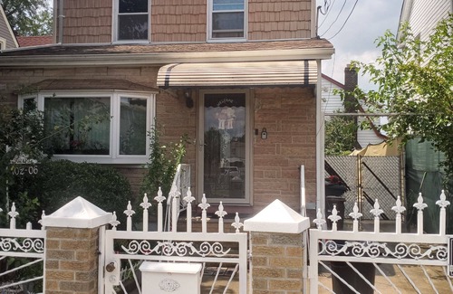 Queens House | Comfy 4 bed house in NY. 20 min from NYC by train 20 min from JFK & LGA