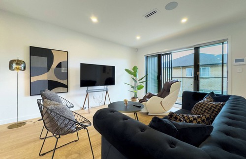 Epsom House | Comfy 4 Bedrooms Retreat with Garage in Epsom