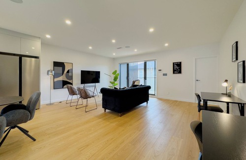 Epsom House | Comfy 4 Bedrooms Retreat with Garage in Epsom