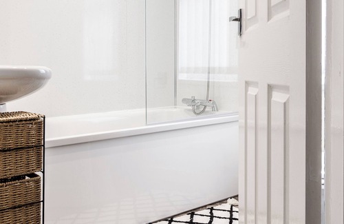 Bootle House | Comfy 4bed Home - Free Parking/Wi-Fi - Long Stays