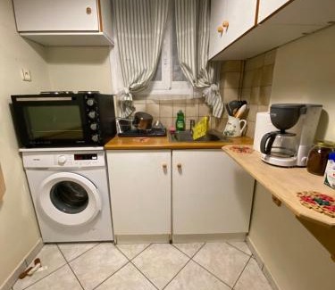 Varkiza Apartment | Comfy and Convenient by the Beach