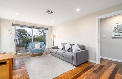 Chifley House | Comfy and Modern House with Outdoor Dining and WiFi - Hosted by CanStay