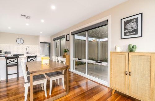Chifley House | Comfy and Modern House with Outdoor Dining and WiFi - Hosted by CanStay