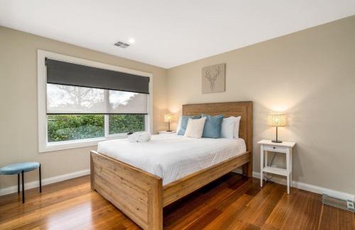 Chifley House | Comfy and Modern House with Outdoor Dining and WiFi - Hosted by CanStay