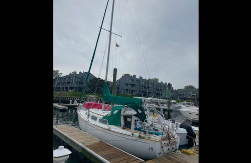 Belmar Boat Rental | Comfy and Quaint Sabre Sailboat