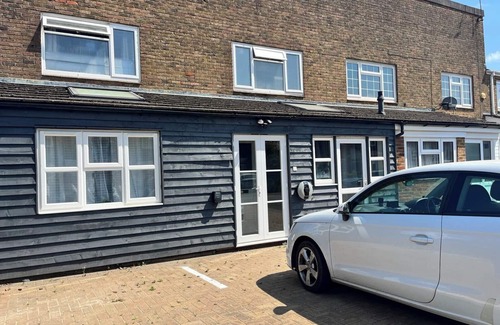 Crawley Apartment | Comfy Apartment - 12 Mins from Gatwick