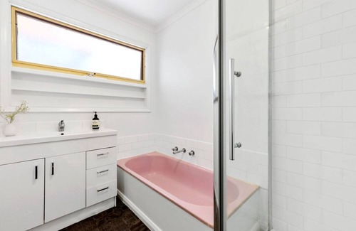 Grovedale House | Comfy bed Quiet Neighbourhood