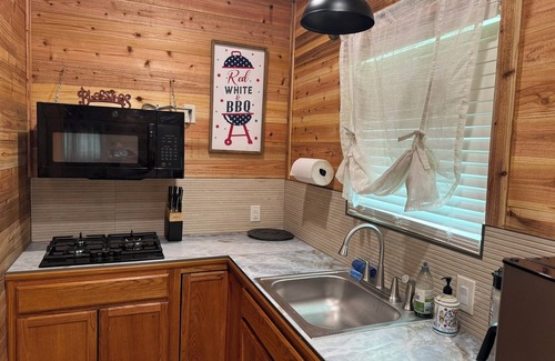 Cibolo Cabin | Comfy cabin at edge of 180 acre nature park w/pool, pickleball & volleyball
